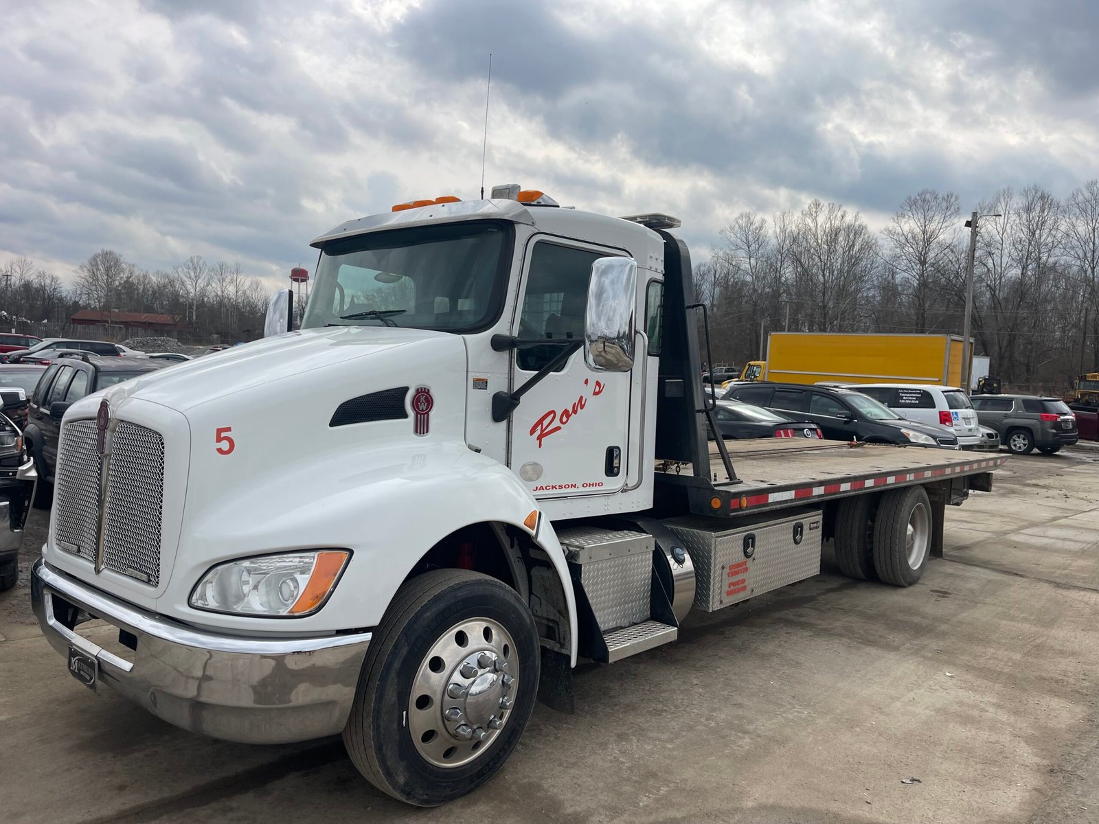 Jackson Ohio tow truck company specializing in all tows and heavy hauling equipment